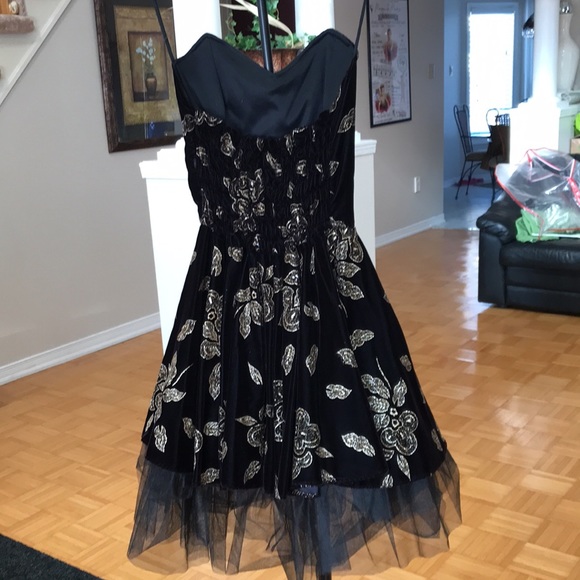 WOMANS BOUTIQUE DRESS. VERY ELEGANT SIZE MEDIUM. - Picture 2 of 8